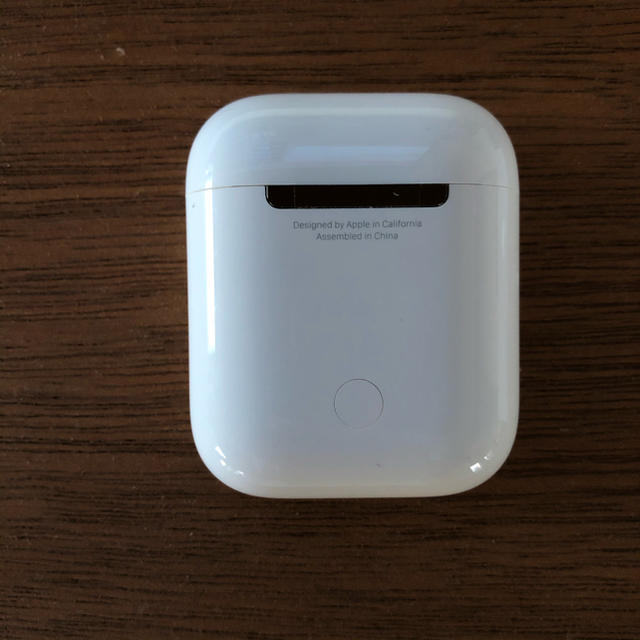Apple(アップル)のAirpods with Charging Case スマホ/家電/カメラのオーディオ機器(ヘッドフォン/イヤフォン)の商品写真