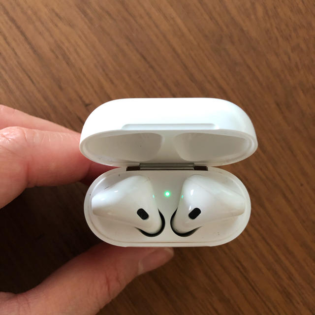 Apple(アップル)のAirpods with Charging Case スマホ/家電/カメラのオーディオ機器(ヘッドフォン/イヤフォン)の商品写真