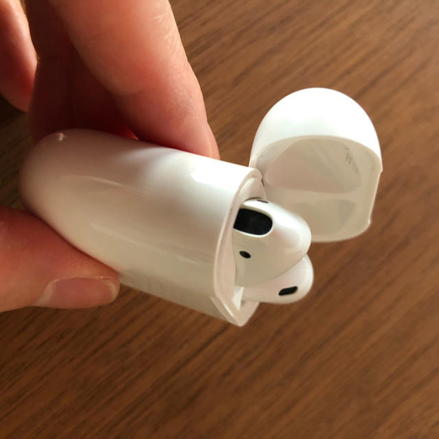 Apple(アップル)のAirpods with Charging Case スマホ/家電/カメラのオーディオ機器(ヘッドフォン/イヤフォン)の商品写真