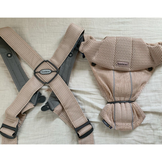 BABYBJORN(ベビービョルン)のベビービョルン ベビーキャリアミニ　メッシュ　パーリーピンク キッズ/ベビー/マタニティの外出/移動用品(抱っこひも/おんぶひも)の商品写真