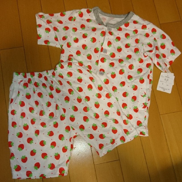 しまむら(シマムラ)の新品☆100 イチゴ柄パジャマ キッズ/ベビー/マタニティのキッズ服女の子用(90cm~)(パジャマ)の商品写真