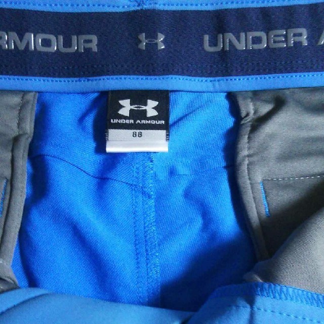 UNDER ARMOUR(アンダーアーマー)のアンダーアーマーのロゴ入りブルーハーフパンツ メンズのパンツ(ショートパンツ)の商品写真