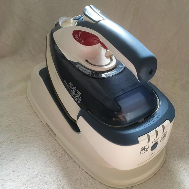 T-fal(ティファール)のT-fal コードレスアイロン スマホ/家電/カメラの生活家電(アイロン)の商品写真