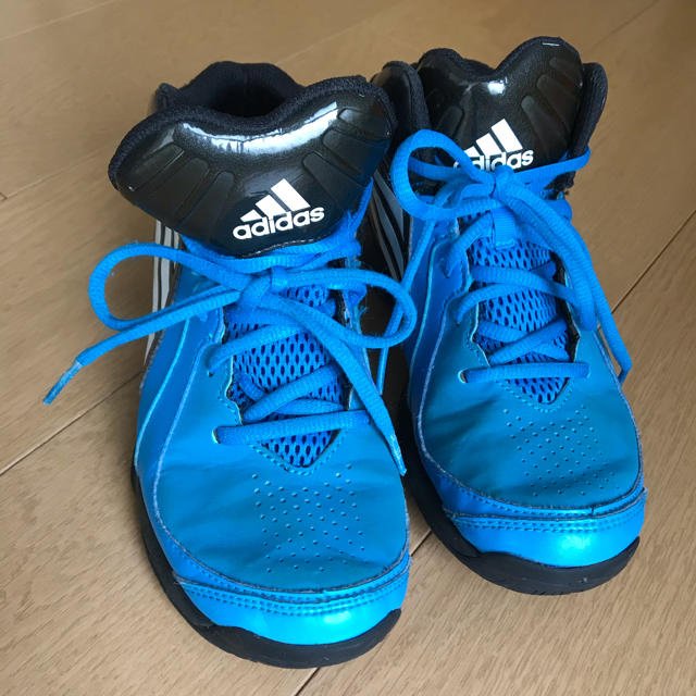 adidas(アディダス)のお値下げ中❗️キッズ　22cm バスケットシューズ スポーツ/アウトドアのスポーツ/アウトドア その他(バスケットボール)の商品写真