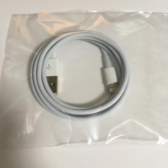 Apple(アップル)のiPhone充電器 USBケーブル アップルライトニングケーブル 正規品 純正品 スマホ/家電/カメラのスマートフォン/携帯電話(バッテリー/充電器)の商品写真