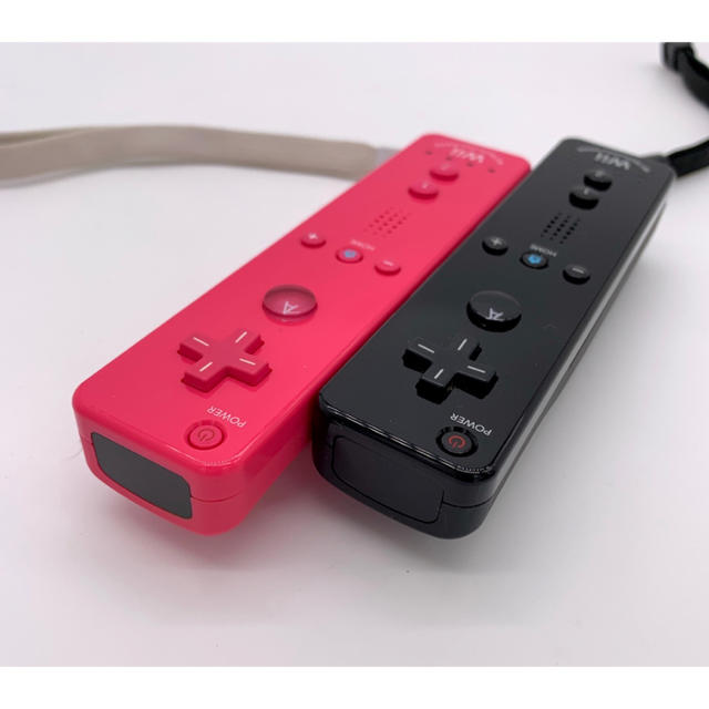 Wii(ウィー)の Wiiリモコン プラス (クロ)（ピンク）ヌンチャク2個 エンタメ/ホビーのゲームソフト/ゲーム機本体(その他)の商品写真