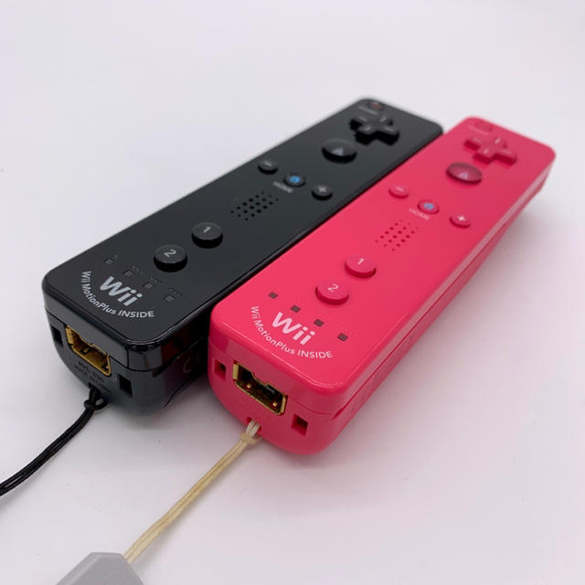 Wii(ウィー)の Wiiリモコン プラス (クロ)（ピンク）ヌンチャク2個 エンタメ/ホビーのゲームソフト/ゲーム機本体(その他)の商品写真