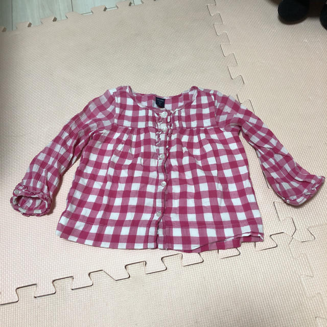 babyGAP(ベビーギャップ)のbaby gap 赤白チェックシャツ　80 キッズ/ベビー/マタニティのベビー服(~85cm)(シャツ/カットソー)の商品写真
