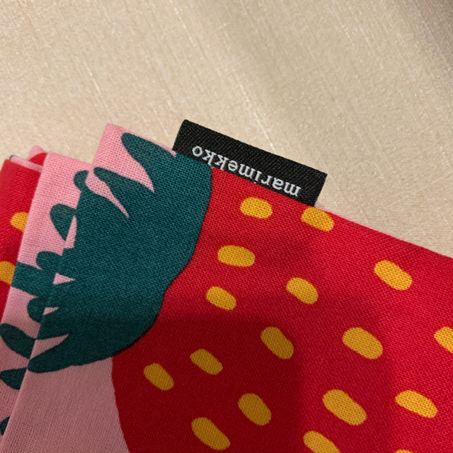 marimekko(マリメッコ)のレア⭐︎新品⭐︎ マリメッコ  苺　クッションカバー インテリア/住まい/日用品のインテリア小物(クッションカバー)の商品写真