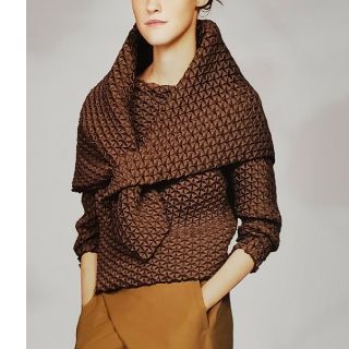 イッセイミヤケ(ISSEY MIYAKE)の美品  ISSEY MIYAKE　イッセイミヤケ　3D スチーム　　トップス(カットソー(長袖/七分))