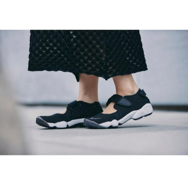 NIKE(ナイキ)のNIKE ナイキ AIR RIFT エアリフト 黒 24cm レディースの靴/シューズ(スニーカー)の商品写真