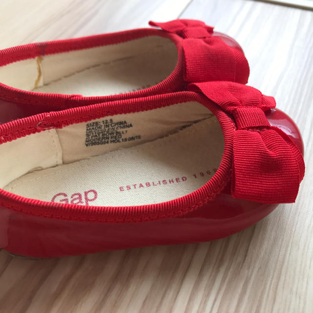 GAP(ギャップ)の女の子 おしゃれ 靴 赤 リボン 12.5センチ キッズ/ベビー/マタニティのベビー靴/シューズ(~14cm)(フォーマルシューズ)の商品写真