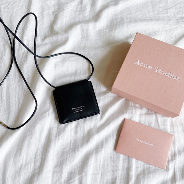 ACNE(アクネ)のACNE ストラップ付きコインケース レディースのファッション小物(コインケース)の商品写真