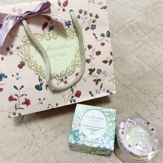 Les Merveilleuses LADUREE(レメルヴェイユーズラデュレ)のラデュレ  フェイスパウダー　ローズ（ミニ） コスメ/美容のベースメイク/化粧品(フェイスパウダー)の商品写真