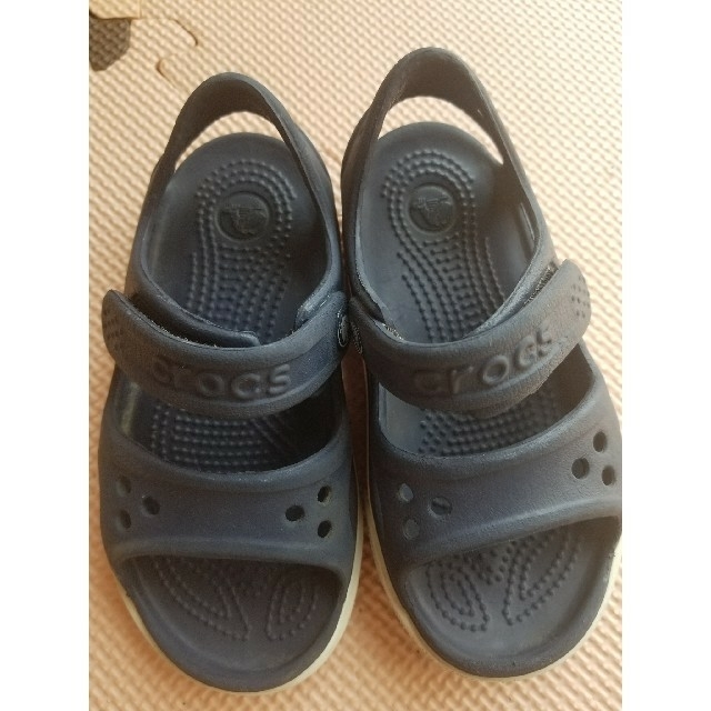 crocs(クロックス)のクロックス サンダル キッズ/ベビー/マタニティのキッズ靴/シューズ(15cm~)(サンダル)の商品写真