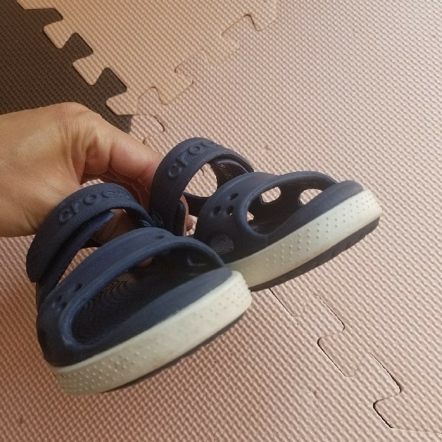 crocs(クロックス)のクロックス サンダル キッズ/ベビー/マタニティのキッズ靴/シューズ(15cm~)(サンダル)の商品写真