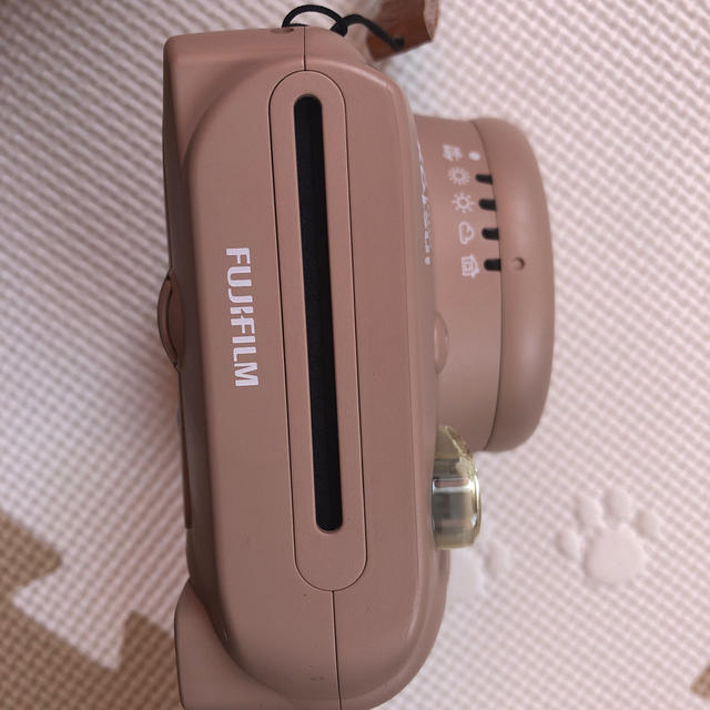 富士フイルム(フジフイルム)のチェキ instax mini8+  ココア スマホ/家電/カメラのカメラ(フィルムカメラ)の商品写真