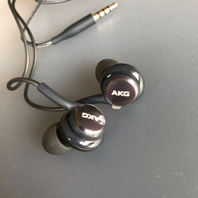 SAMSUNG(サムスン)のAKG EOIG955 GALAXY 付属品　イヤホン スマホ/家電/カメラのオーディオ機器(ヘッドフォン/イヤフォン)の商品写真