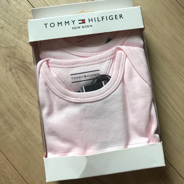 TOMMY HILFIGER(トミーヒルフィガー)のsuper　sale!様専用　ﾄﾐｰﾋﾙﾌｨｶﾞｰ 新品　肌着　女子 キッズ/ベビー/マタニティのベビー服(~85cm)(ロンパース)の商品写真