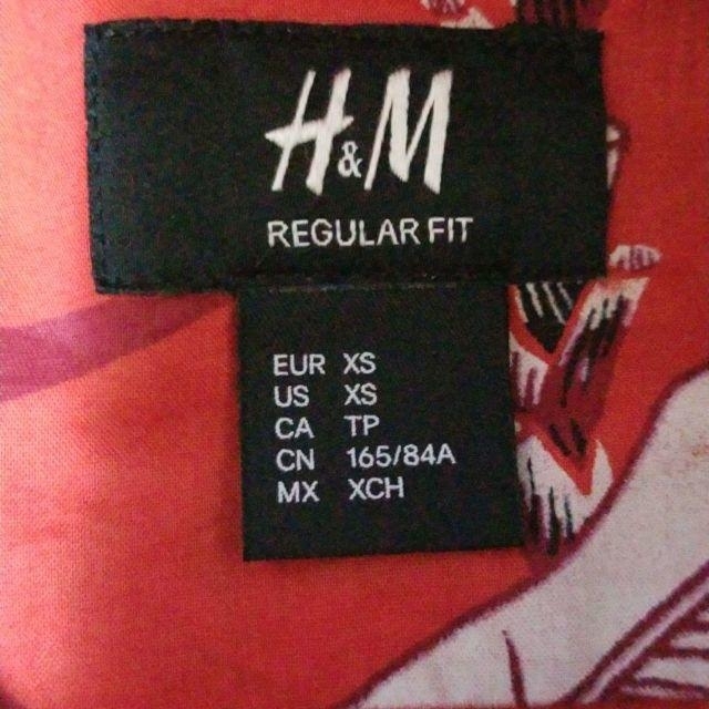 H&M(エイチアンドエム)の★H&M 柄入りリゾートシャツ　赤色　REGULAR　FIT　アロハシャツ メンズのトップス(シャツ)の商品写真