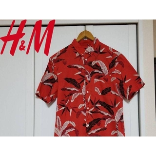 エイチアンドエム(H&M)の★H&M 柄入りリゾートシャツ　赤色　REGULAR　FIT　アロハシャツ(シャツ)