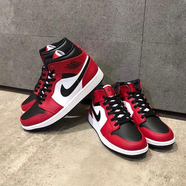 NIKE AIR JORDAN 1 MID CHICAGO BLACK TOE