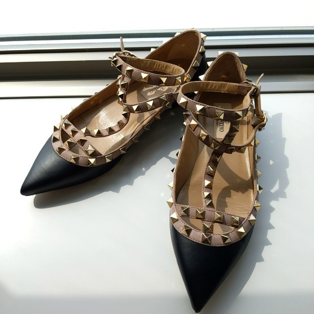 VALENTINO スタッズ フラットパンプス 黒 パンプス サンダル 注文割引