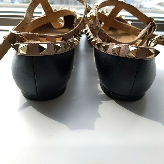 VALENTINO(ヴァレンティノ)のVALENTINO スタッズ　フラットパンプス　黒　パンプス サンダル レディースの靴/シューズ(ハイヒール/パンプス)の商品写真