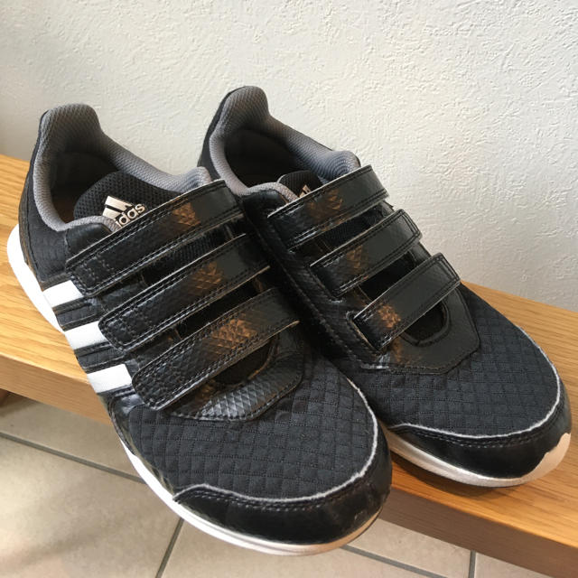 adidas(アディダス)のアディダス　スニーカー キッズ/ベビー/マタニティのキッズ靴/シューズ(15cm~)(スニーカー)の商品写真