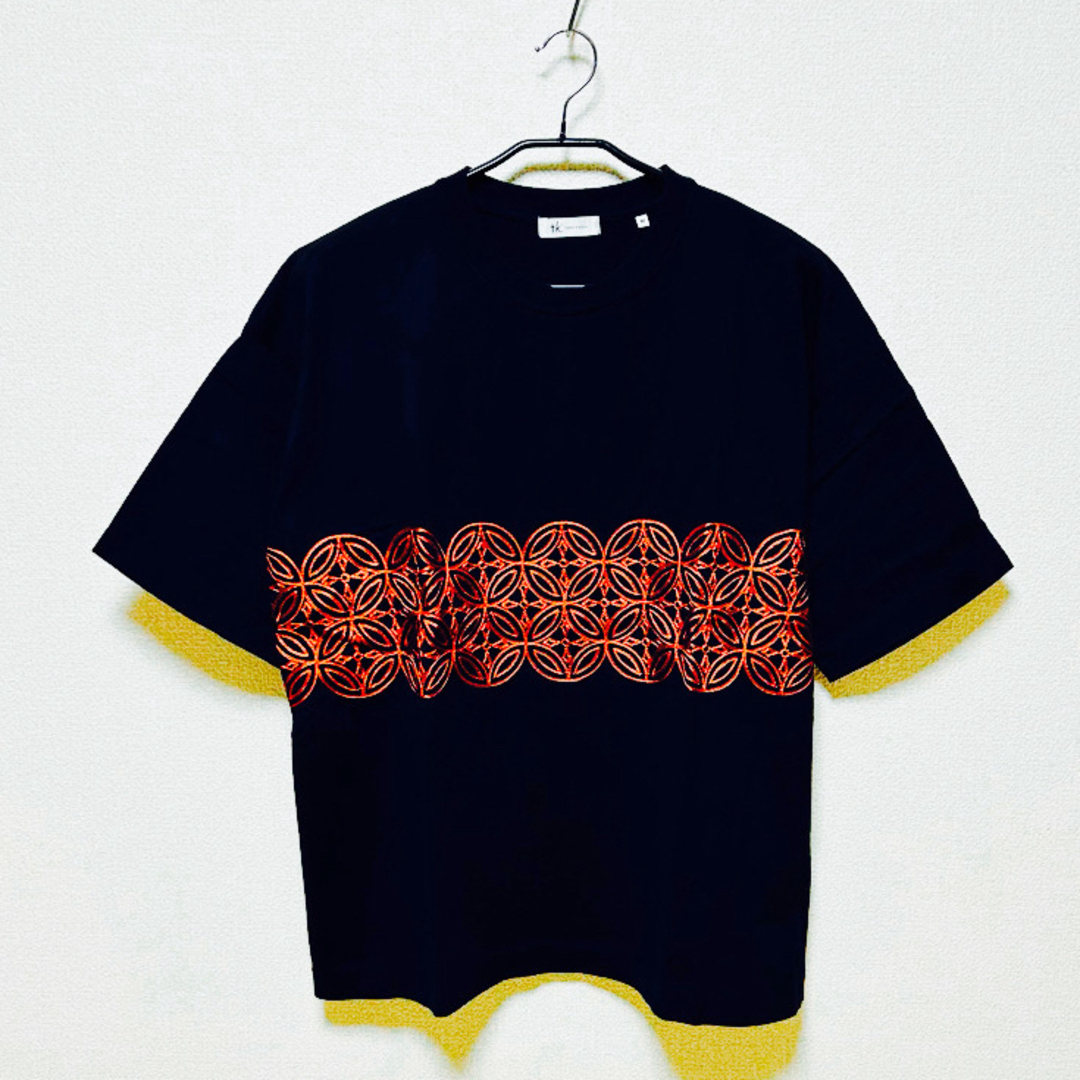 TK(ティーケー)の【TSTK】刺繍入りTシャツ(ブラック×オレンジ) メンズのトップス(Tシャツ/カットソー(半袖/袖なし))の商品写真
