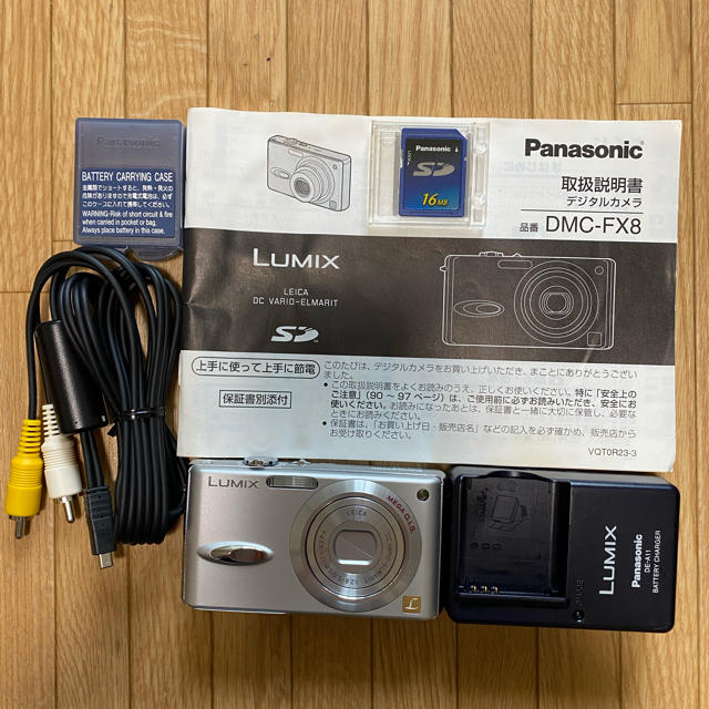 Panasonic(パナソニック)の【値下げしました!】パナソニック  LUMIX DMC-FX8-S(シルバー) スマホ/家電/カメラのカメラ(コンパクトデジタルカメラ)の商品写真