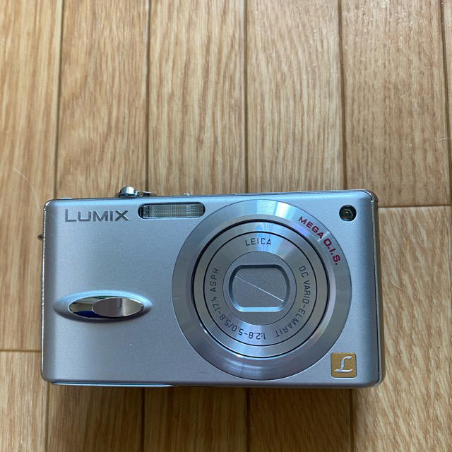 Panasonic(パナソニック)の【値下げしました!】パナソニック  LUMIX DMC-FX8-S(シルバー) スマホ/家電/カメラのカメラ(コンパクトデジタルカメラ)の商品写真