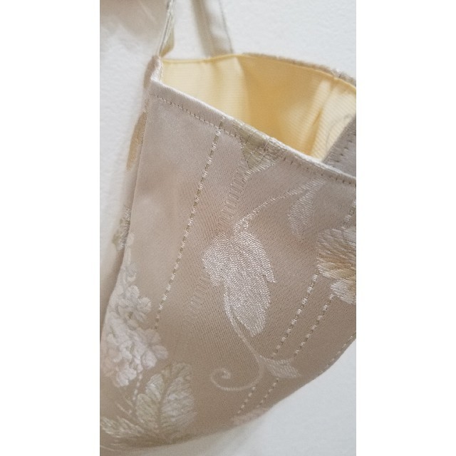 オフホワイトベースにお花の刺繍　シックなトートバッグ　着物バッグや結婚式のサブバ レディースのバッグ(トートバッグ)の商品写真