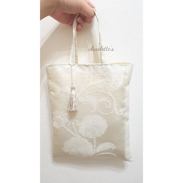 ホワイトベースにお花の刺繍　シックなトートバッグ　着物バッグや結婚式のサブバッグ レディースのバッグ(トートバッグ)の商品写真