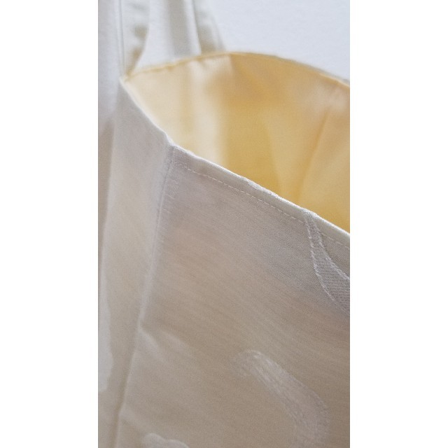 ホワイトベースにお花の刺繍　シックなトートバッグ　着物バッグや結婚式のサブバッグ レディースのバッグ(トートバッグ)の商品写真