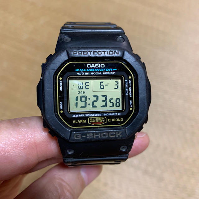 G-SHOCK(ジーショック)のCASIO G−SHOCK DW-5600E ゴールド 稼働品 メンズの時計(腕時計(デジタル))の商品写真