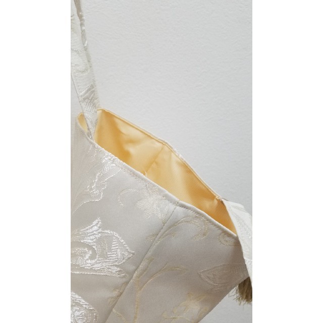 ホワイトベースにボタニカル模様　シックなトートバッグ　着物バッグや結婚式のサブバ レディースのバッグ(トートバッグ)の商品写真