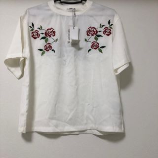 ムルーア(MURUA)のrose刺繍　レディ×ボーイッシュ　【MURUA / roseトップス】(Tシャツ(半袖/袖なし))