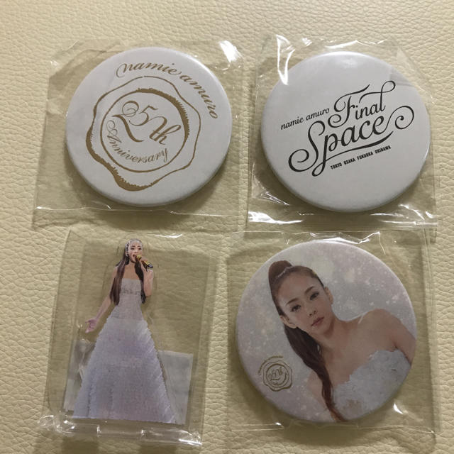 安室奈美恵　アクリルスタンド＆缶バッチ