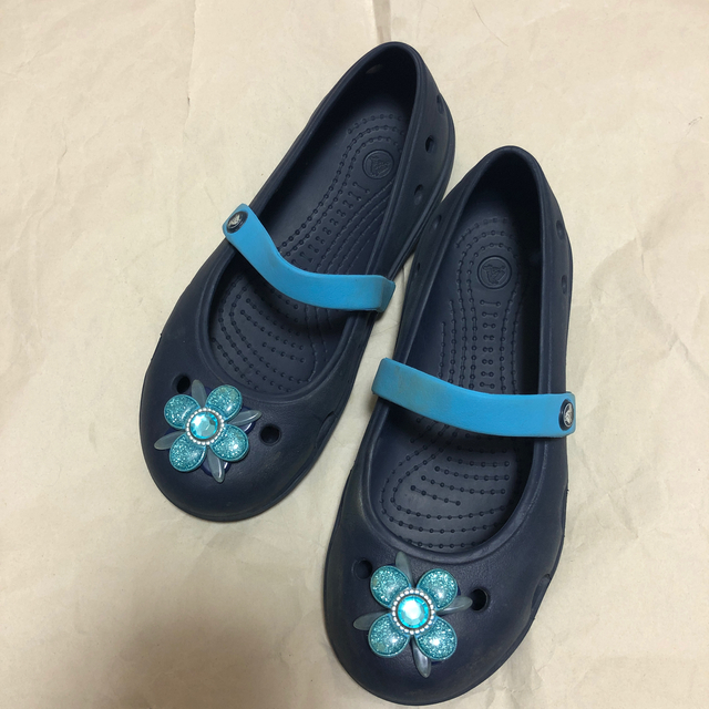 crocs(クロックス)のcrocs 青 お花付き サンダル Ｃ12 18.5cm キッズ/ベビー/マタニティのキッズ靴/シューズ(15cm~)(サンダル)の商品写真