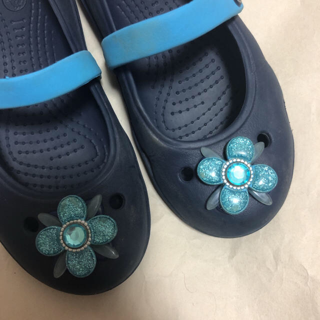 crocs(クロックス)のcrocs 青 お花付き サンダル Ｃ12 18.5cm キッズ/ベビー/マタニティのキッズ靴/シューズ(15cm~)(サンダル)の商品写真