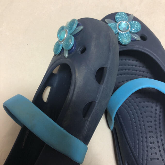 crocs(クロックス)のcrocs 青 お花付き サンダル Ｃ12 18.5cm キッズ/ベビー/マタニティのキッズ靴/シューズ(15cm~)(サンダル)の商品写真