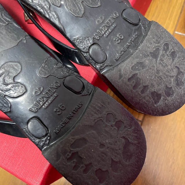 VALENTINO(ヴァレンティノ)の専用  Valentino♡黒定番サンダル レディースの靴/シューズ(サンダル)の商品写真
