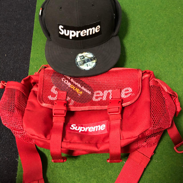Supreme(シュプリーム)のシュプリームバックとキャップです メンズのバッグ(ショルダーバッグ)の商品写真