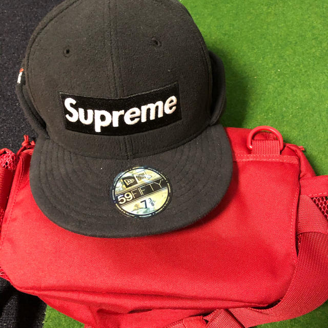 Supreme(シュプリーム)のシュプリームバックとキャップです メンズのバッグ(ショルダーバッグ)の商品写真