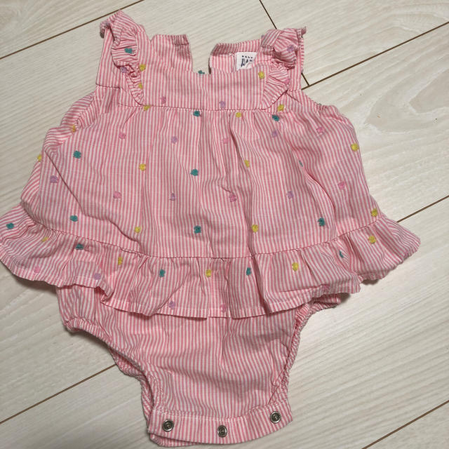 babyGAP(ベビーギャップ)のbabyGap  ノースリーブロンパース　女の子 キッズ/ベビー/マタニティのベビー服(~85cm)(ロンパース)の商品写真