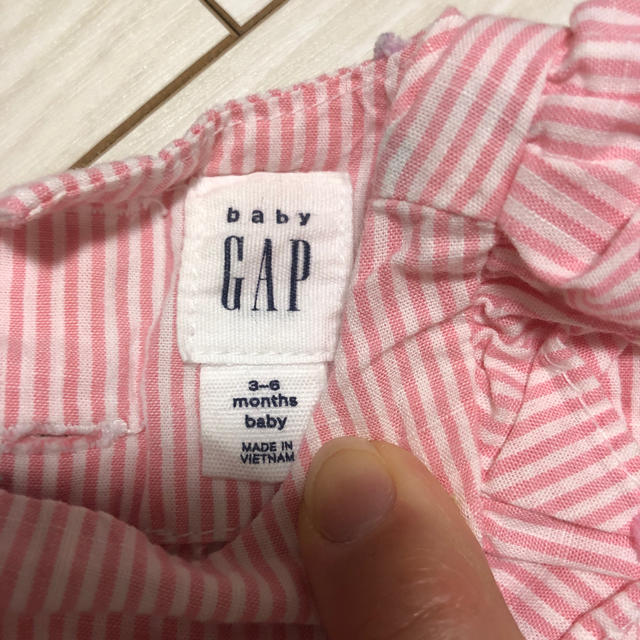 babyGAP(ベビーギャップ)のbabyGap  ノースリーブロンパース　女の子 キッズ/ベビー/マタニティのベビー服(~85cm)(ロンパース)の商品写真