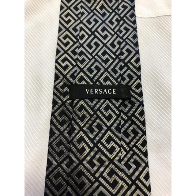 VERSACE(ヴェルサーチ)のヴェルサーチ　ネクタイ【未着用】光沢　グレカ模様柄　VERSACE メンズのファッション小物(ネクタイ)の商品写真