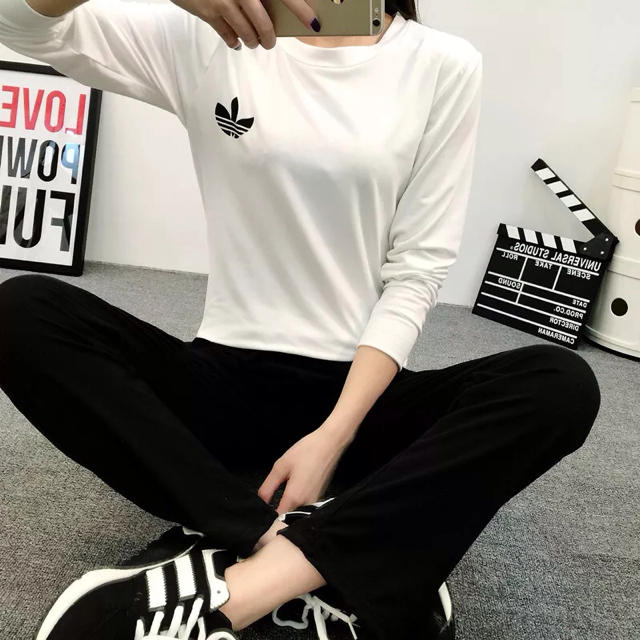 adidas(アディダス)の2点Adidas(Tシャツ+パンツ) レディースのトップス(Tシャツ(長袖/七分))の商品写真