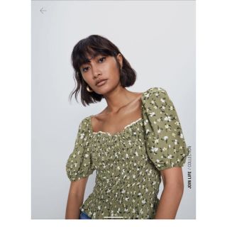 ザラ(ZARA)のZARA 今季新作　未使用品　花柄トップス(カットソー(半袖/袖なし))